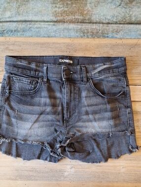 🔥🔥$8.00 Express Charcoal Black Frayed Hem Denim Shorts. Size 6